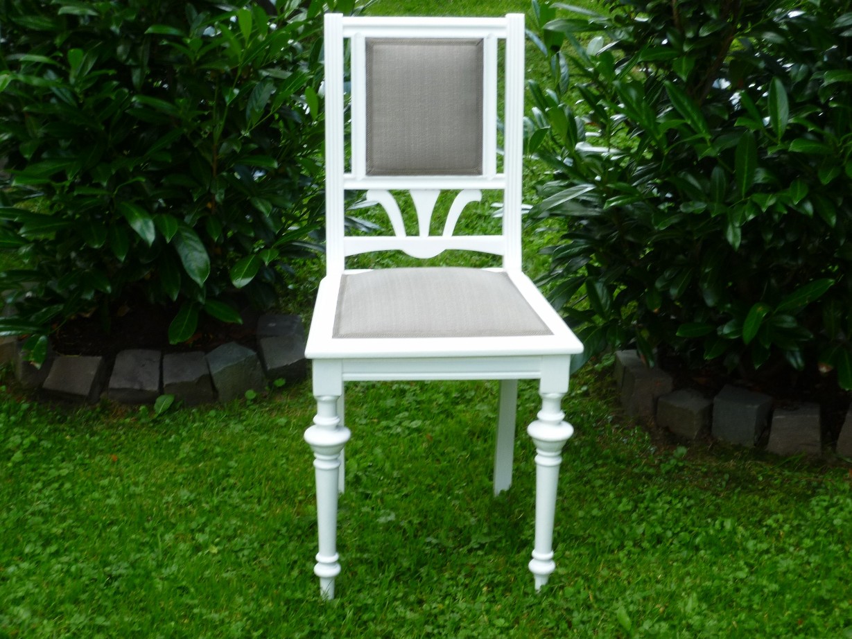 Weisser Stuhl
